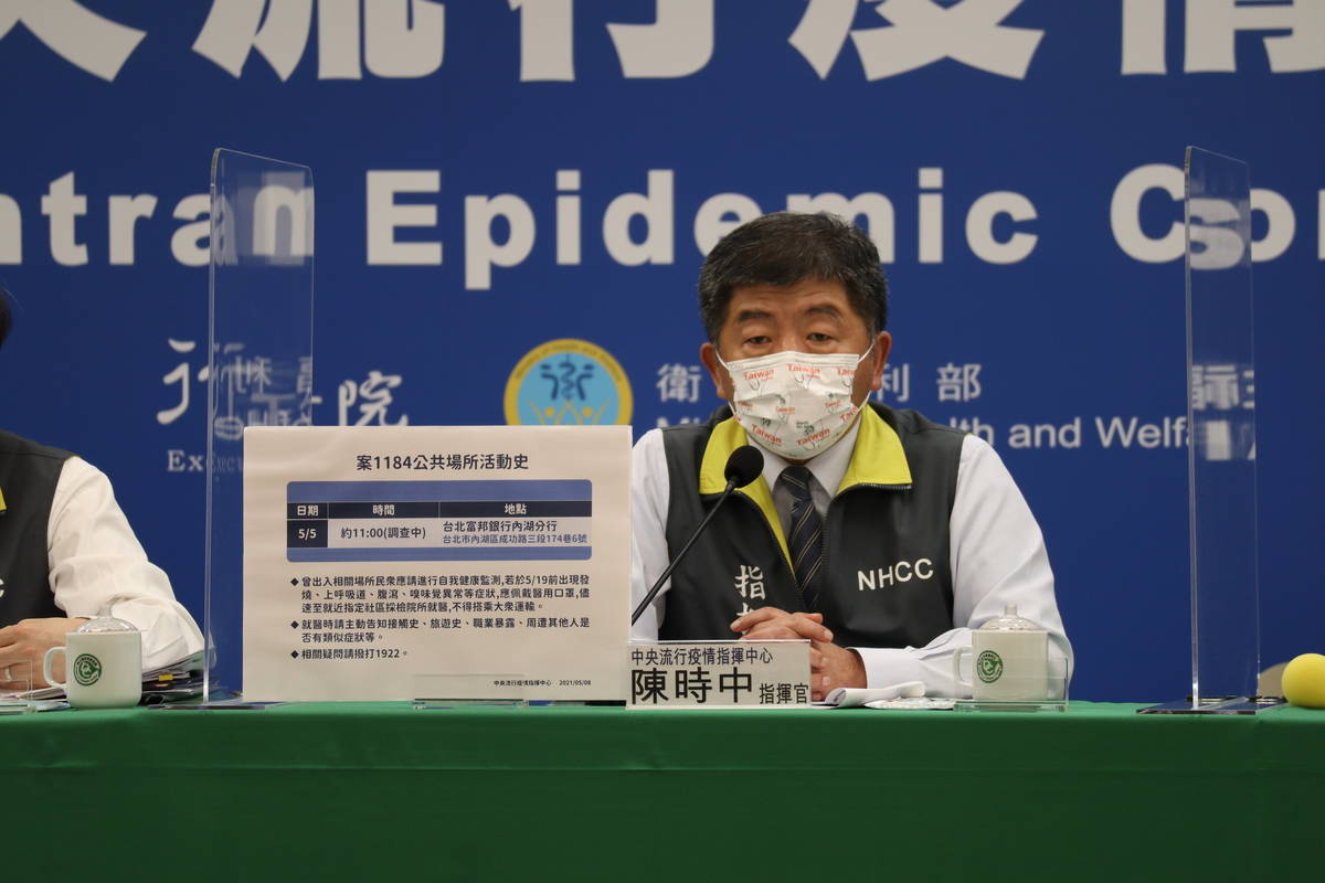 中央流行疫情指揮中心指揮官陳時中說明個案足跡