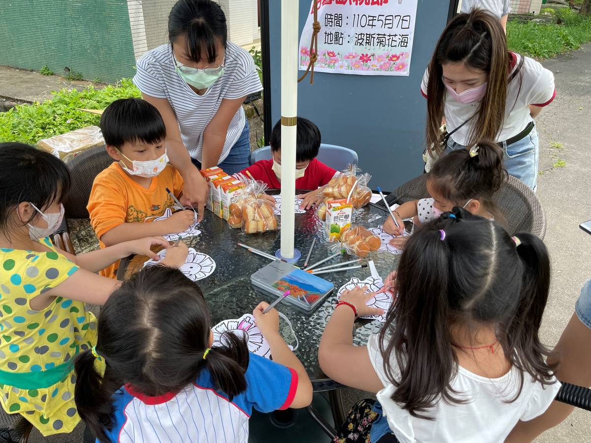 親子共同賞花並塗繪波斯菊面具。
