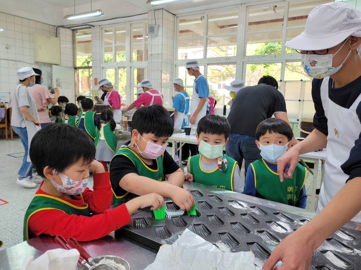新北特教學校與瑞平附幼一起製作餅乾。