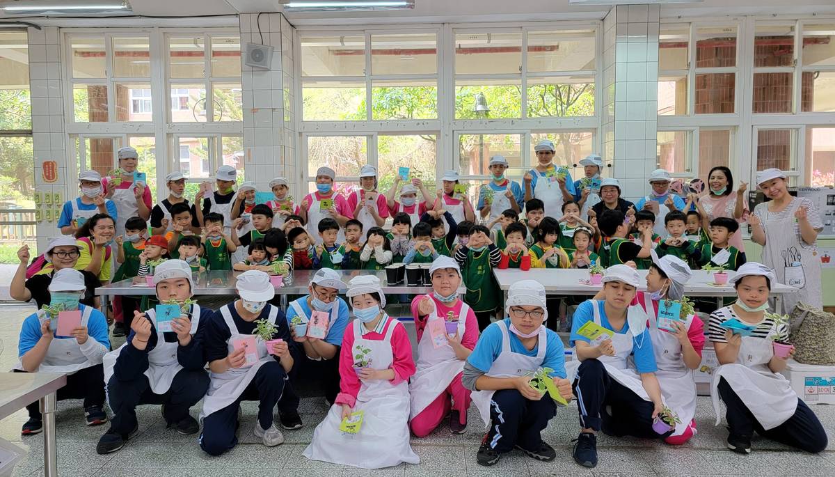 瑞平附幼愛心做餅乾　與新北特校大手牽小手融合交流。