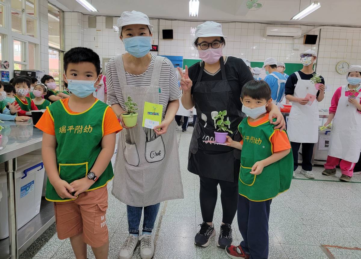瑞平附幼小朋友致贈種植的小植物。