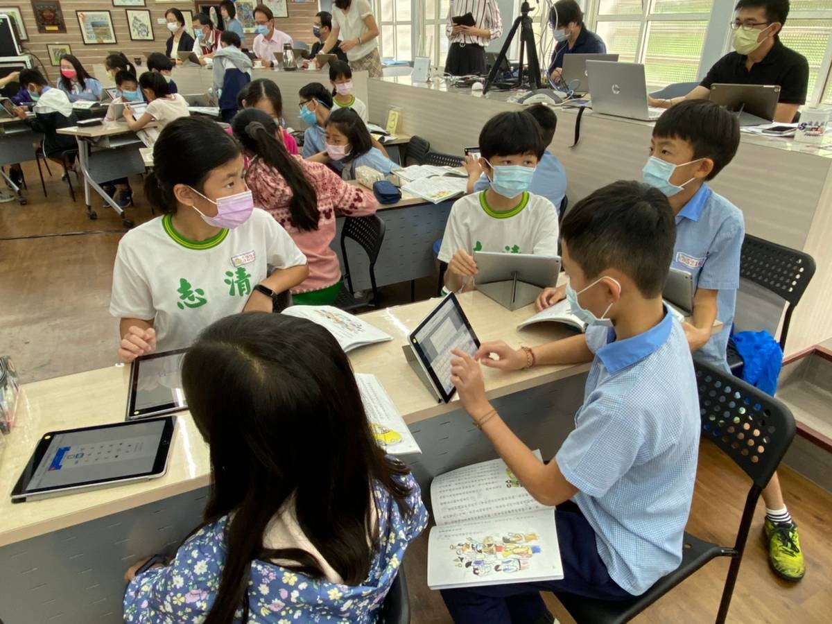 五年級學生小組討論後，達成共識，將共識輸入平板上回傳進行班級討論