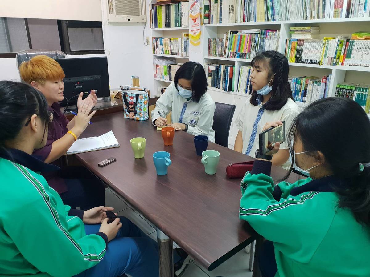 古亭國中學生採訪公益組織，編寫校刊