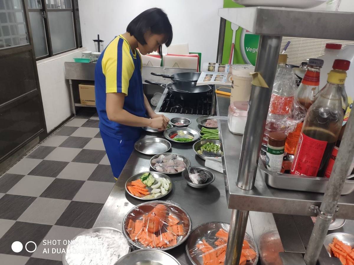 同學在烹飪教室練習