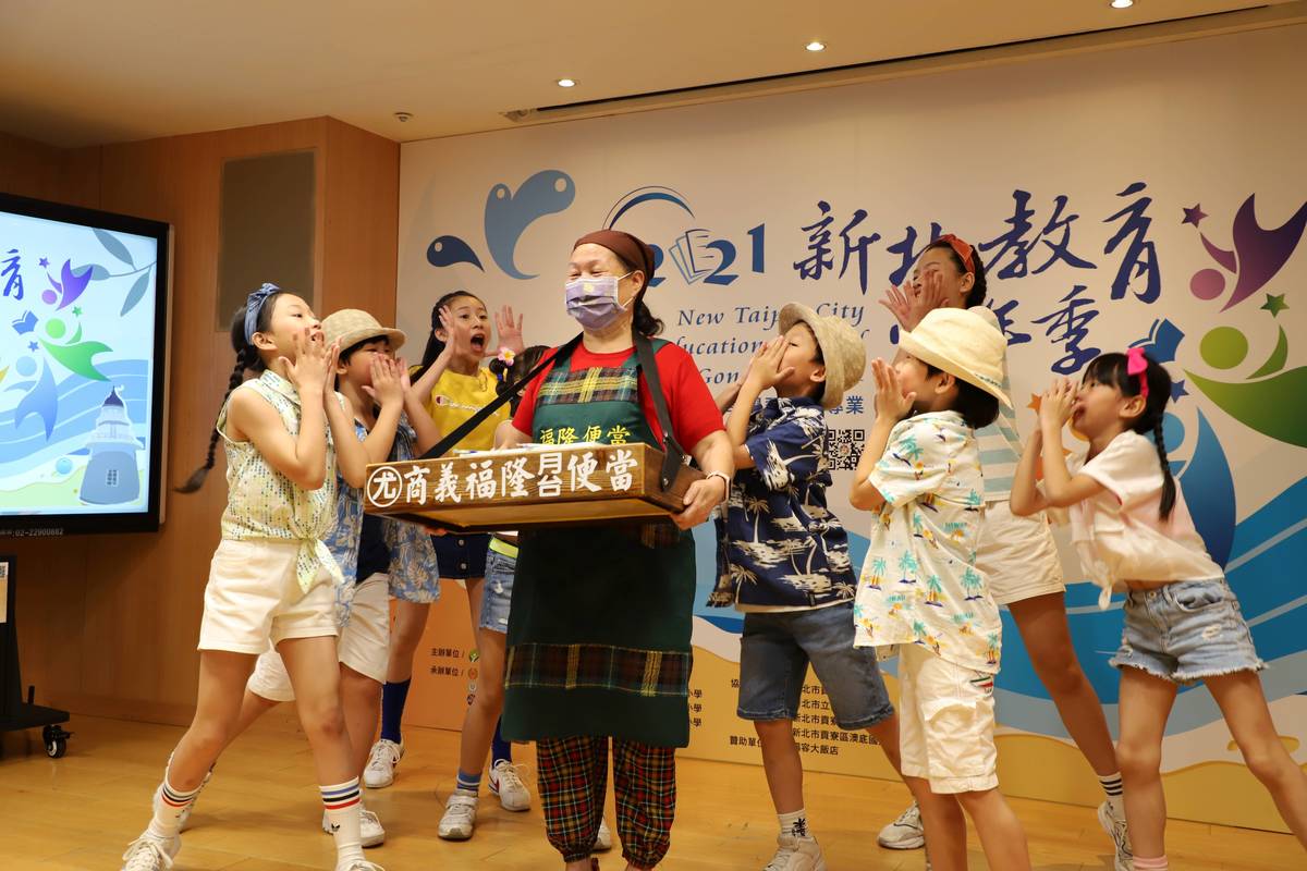 福隆便當阿嬤與海山國小熱舞社小朋友帶來開場表演。