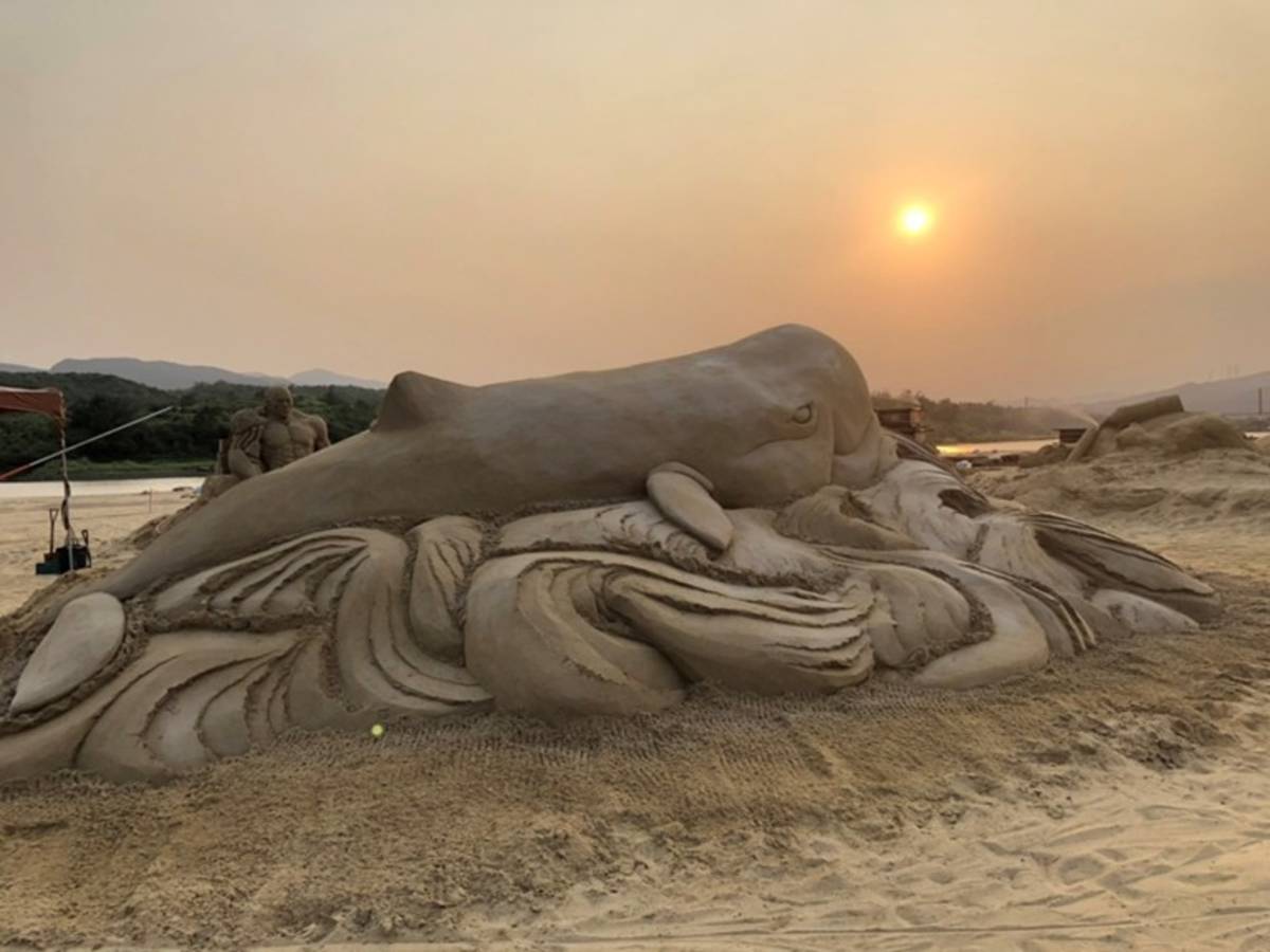 陳國森的沙雕作品喜歡融入海洋環境議題(圖片來源：陳國森提供)