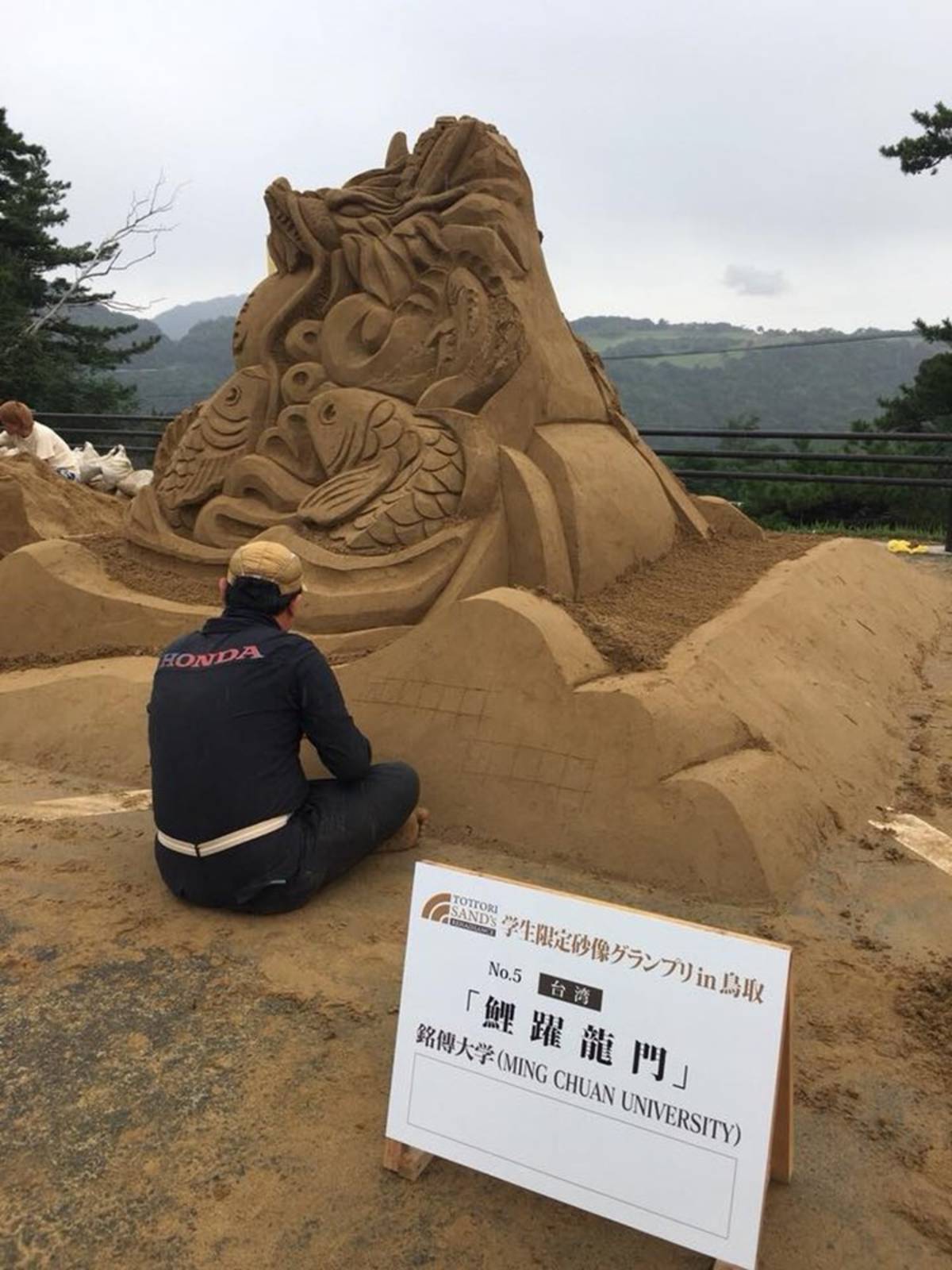 陳國森在日本鳥取參加大專院校沙雕比賽獲得第一名(圖片來源：陳國森提供)