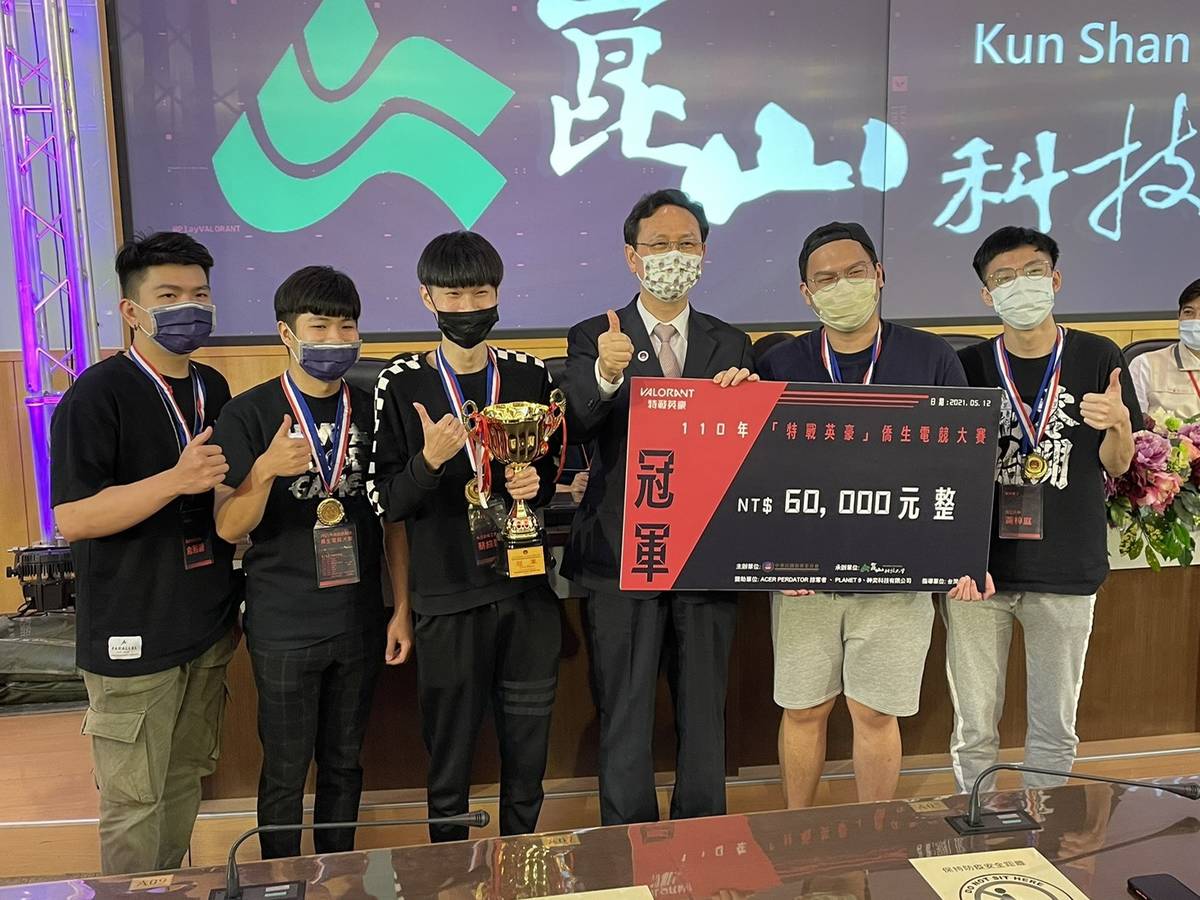 僑委會委員長童振源(中)與冠軍隊伍合影(僑委會提供)
