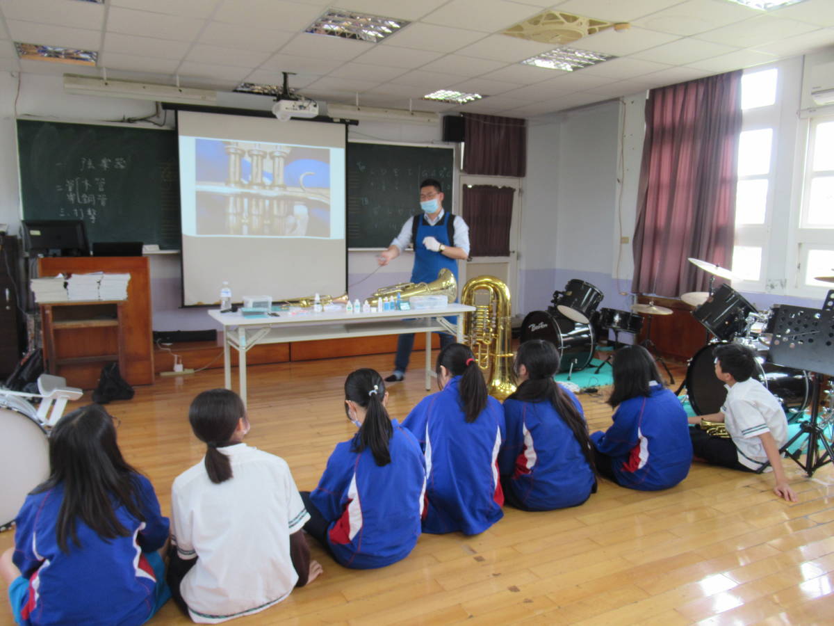 教育部樂器銀行在新竹市富禮國中舉行銅管樂器保養講座，由樂器維修技師到課堂上與八年級學生分享如何分辨銅管樂器種類，並指導學生銅管樂器保養技能。