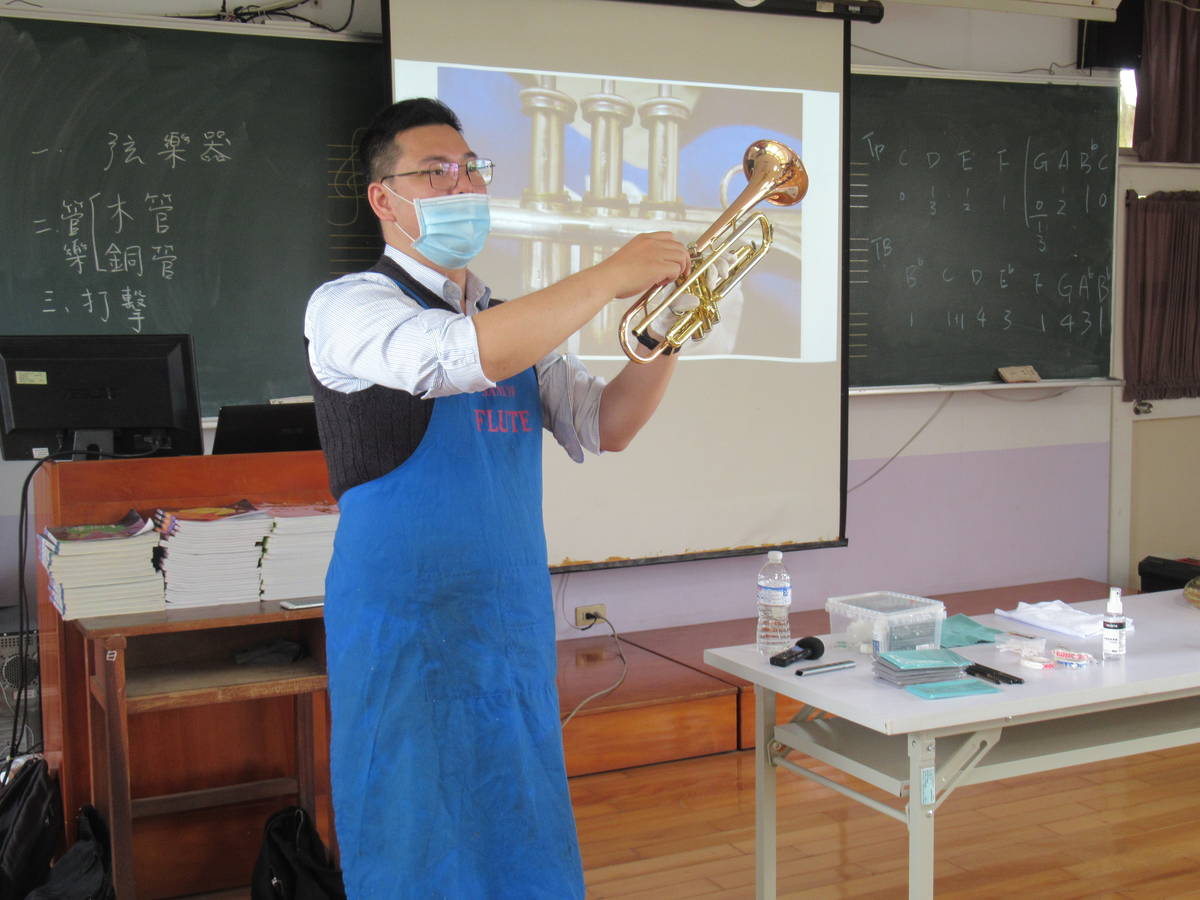 管樂維修技師陳明志向學生分享，由於台灣氣候潮濕，銅管樂器最常因為受潮或發霉影響到樂器的性能，他建議學生將樂器保存在溫度和濕度適中的環境，才有利於樂器的保存。