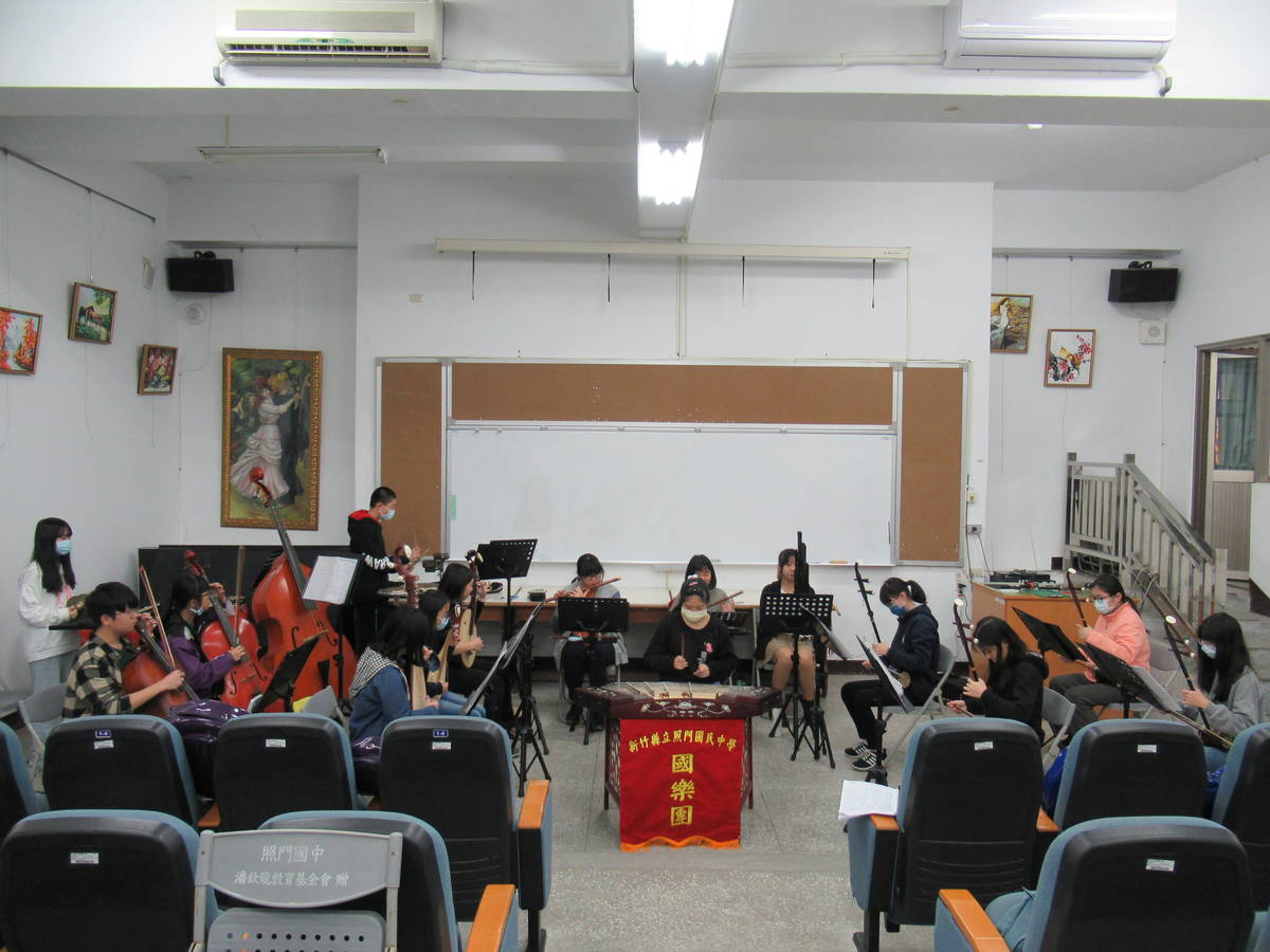新竹縣照門國中曾在107年透過教育部樂器銀行申請國樂器，隨著經費補足了絲竹室內樂的基本配置，照門國中已經將借來的樂器歸還給樂器銀行，期盼形成一股善的循環，讓其他有樂器需求的偏鄉學校孩子也有機會接觸國樂。(圖為照門國中國樂團寒假團練)