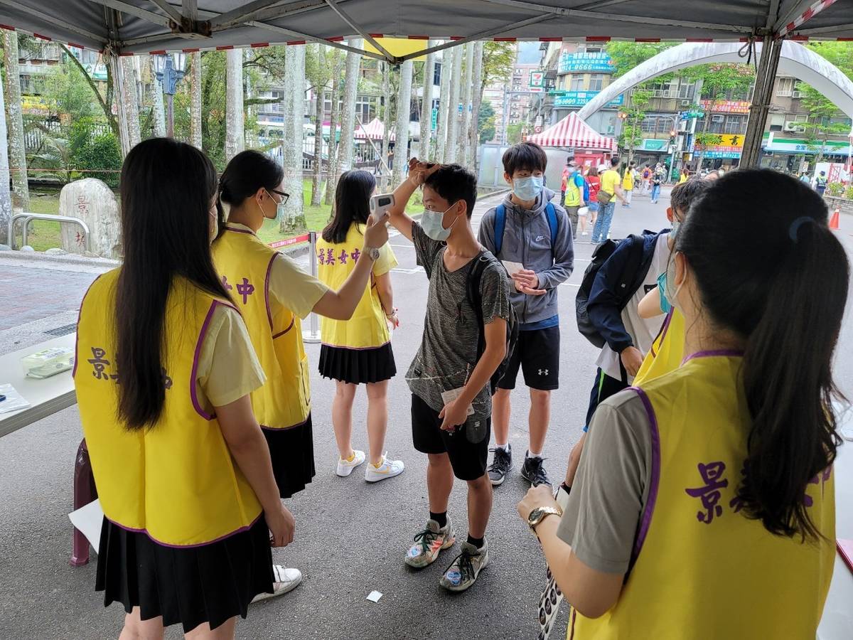 國中教育會考考生在景美女中考場準備入場考試(教育部提供)