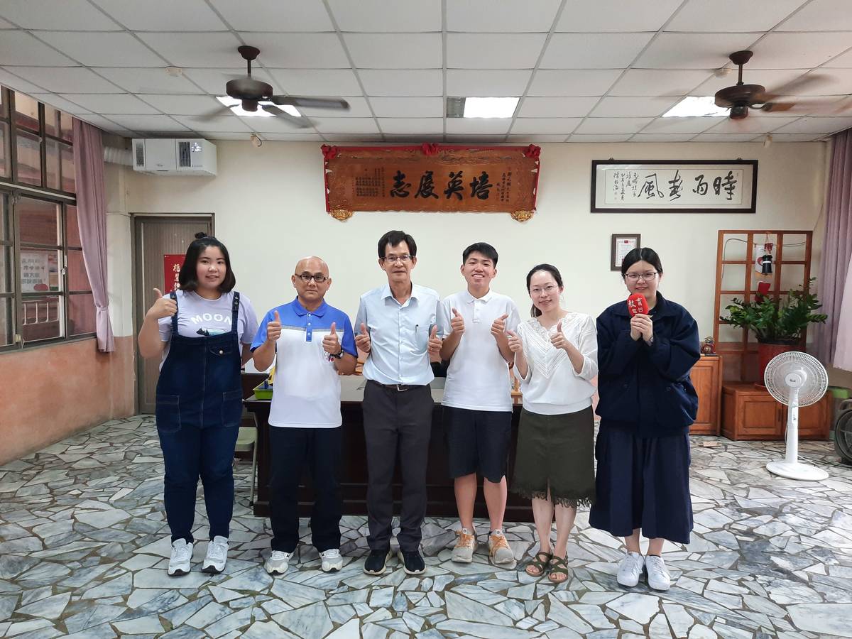 高高雄市立蚵寮國中以作品《蚵中午間快報—潔牙好口腔》，在108學年度健康促進學校校園健康主播比賽獲得佳作。蚵寮國中座落在大海邊，是當地唯一一所開設划船社的學校，此外靜態社團有口琴、程式設計等。學校除了注重孩子們學科能力之外，更致力於品德教育和健康促進。將口腔保健推廣融入家政課、表演藝術課等。此外，健康中心督促學生餐後潔牙，嚴格追蹤齲齒率高的同學，並利用課間教授口腔保健知識。學校積極與本較不關心的家長們溝通，落實下課時間的健康行為。不怕困難，不遺餘力只為改善孩子們的健康，讓蚵寮國中成了口腔保健的模範學校。


採訪：高雄市立蚵寮國中鄭元順校長、蔡泳邑學務主任、
             李佩珊護理師、 劉晉瑋、林宜蓁同學
