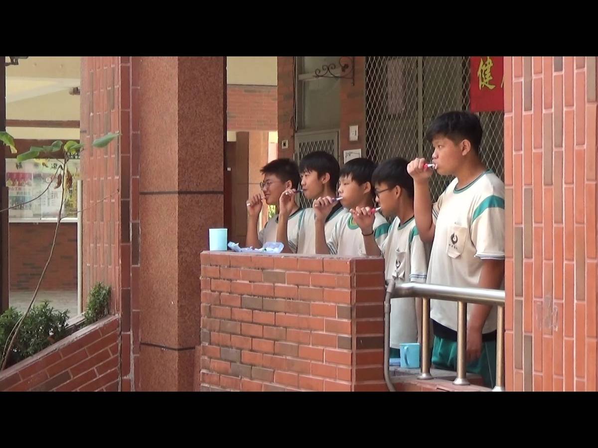 高雄市立蚵寮國中餐後潔牙