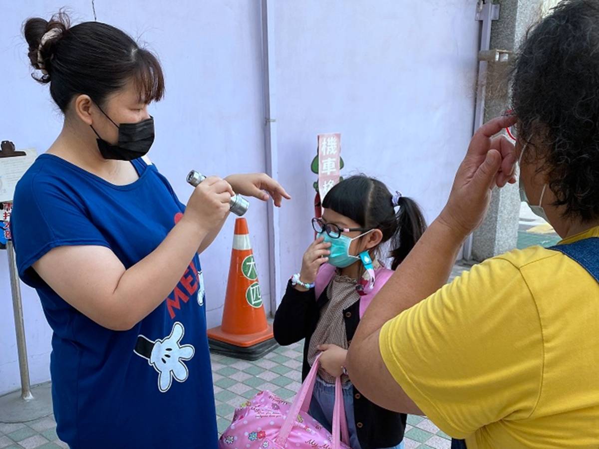 佩戴口罩入園並量額溫