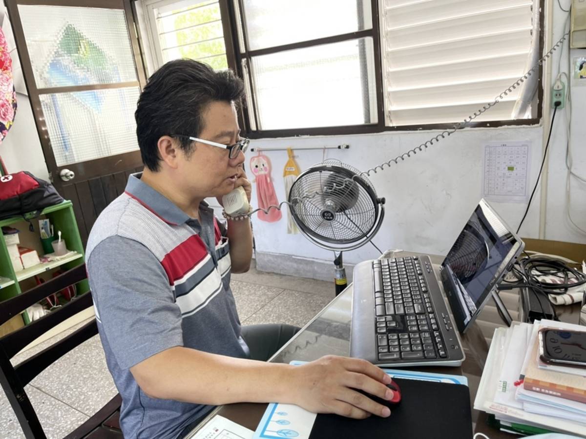 邊上課邊為指導學生排除電腦問題