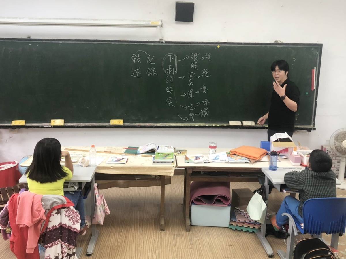 全國各級學校停課首日，臺東部分偏鄉學童家中無人照顧，只好送到學校請老師協助。