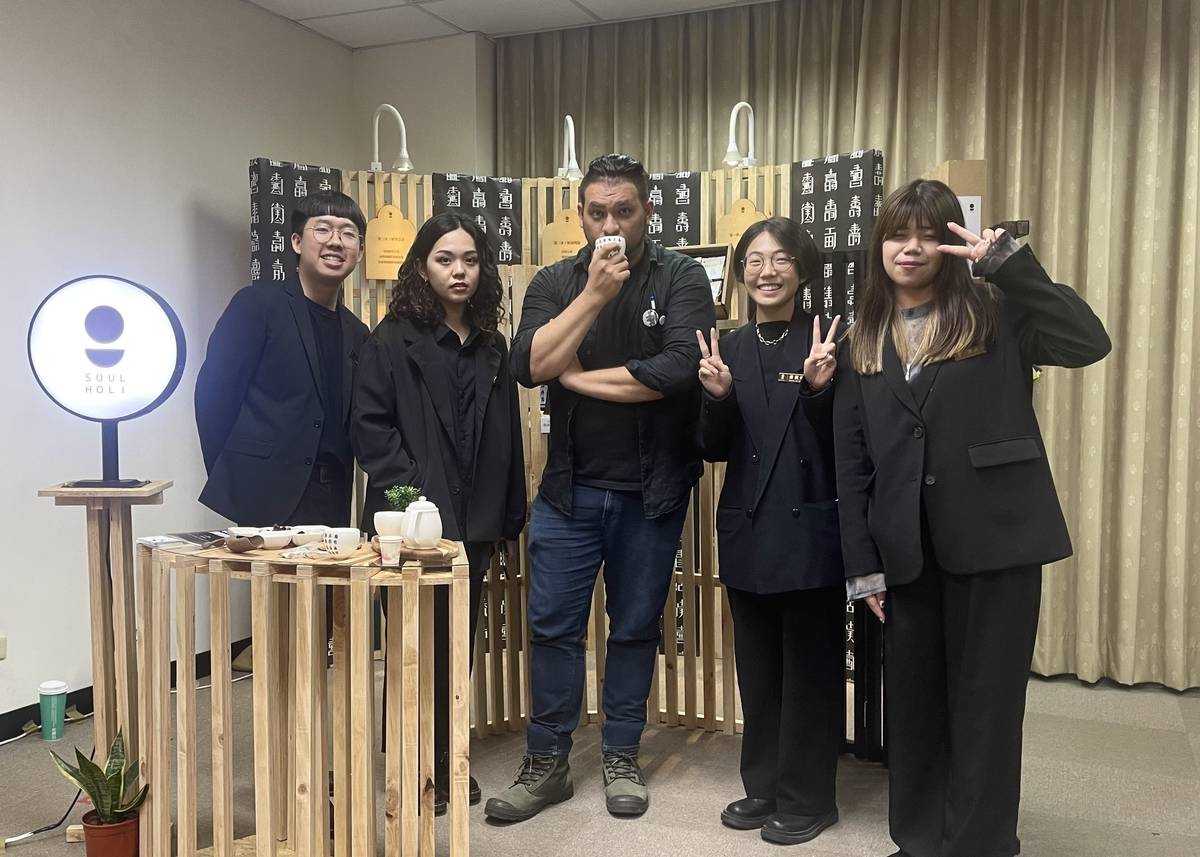 弘光文創系老師賴可謙(左三)指導學生用廟宇金棺木元素創作奪金獎