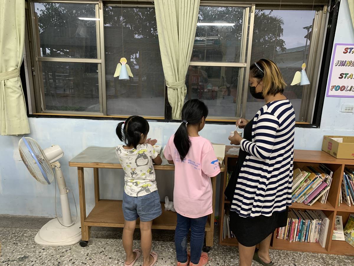 由家長志工協助學童晚餐