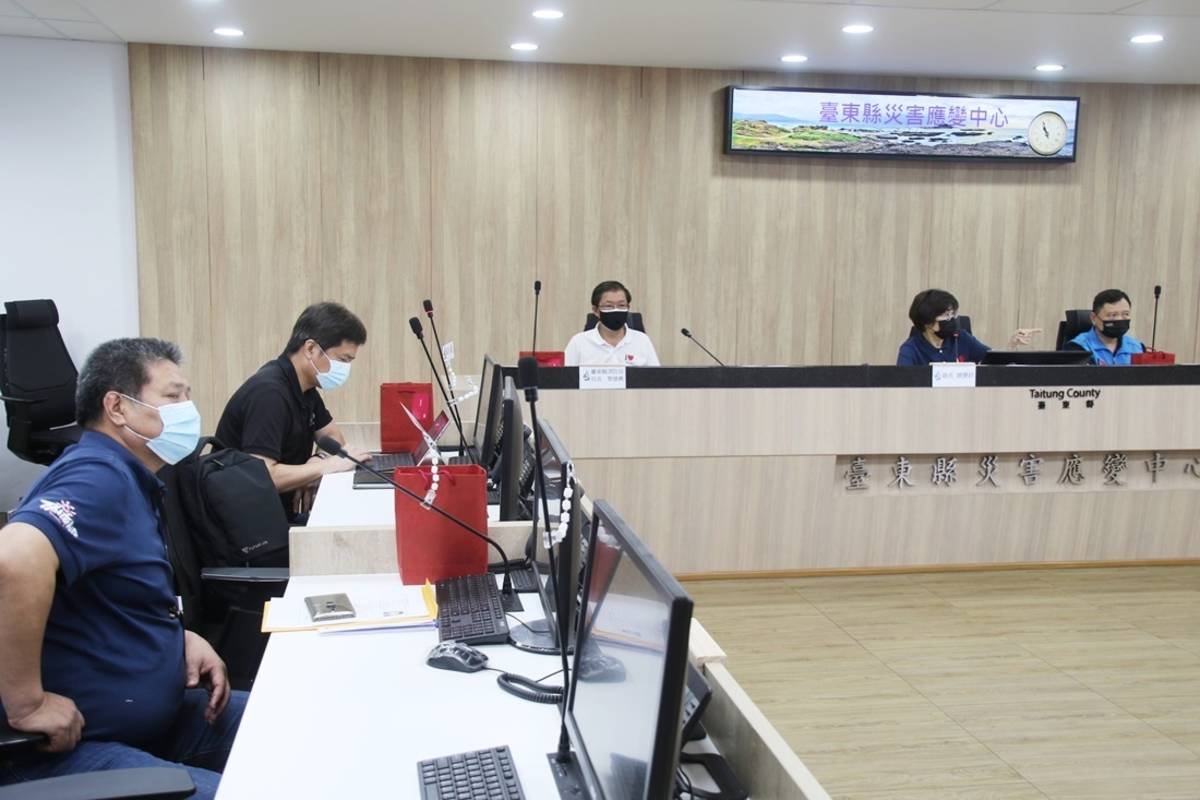 臺東縣政府於今(21)日上午召開第4次防疫跨局處會議，宣布外出不戴口罩就開罰，歡迎民眾具名舉發。