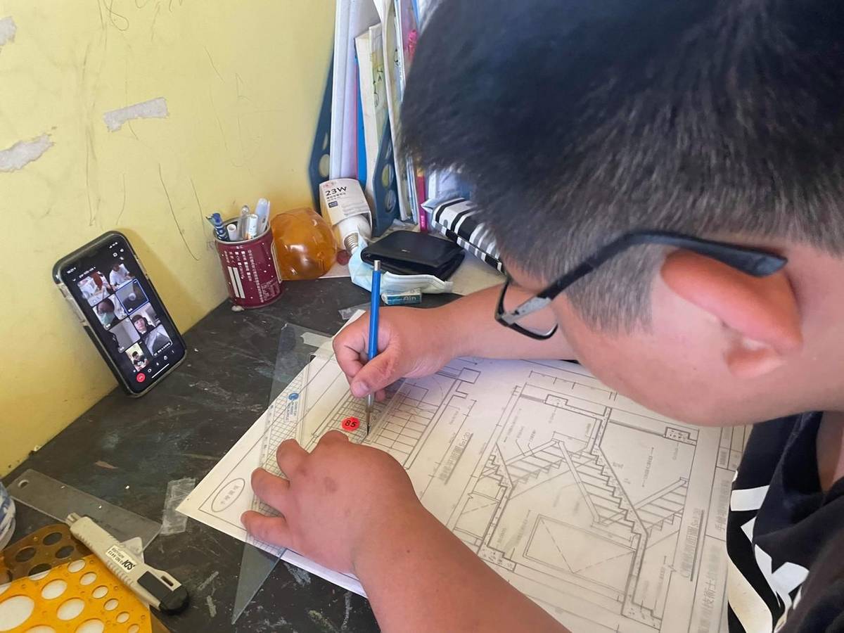 瑞芳高工學生在家自行完成作業並拍照上傳。
