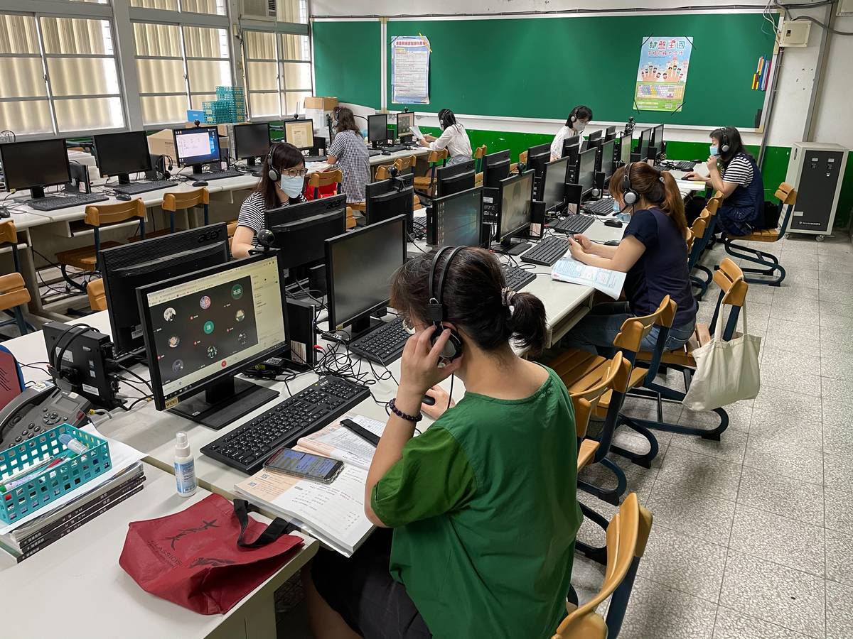 因應停課不停學，教師透過遠距教學、線上自主學習、紙本自主學習、教育局YouTube頻道及第四台公益頻道等5種以上授課模式，讓學生在家也可運用豐富學習資源達成停課不停學的目標。
