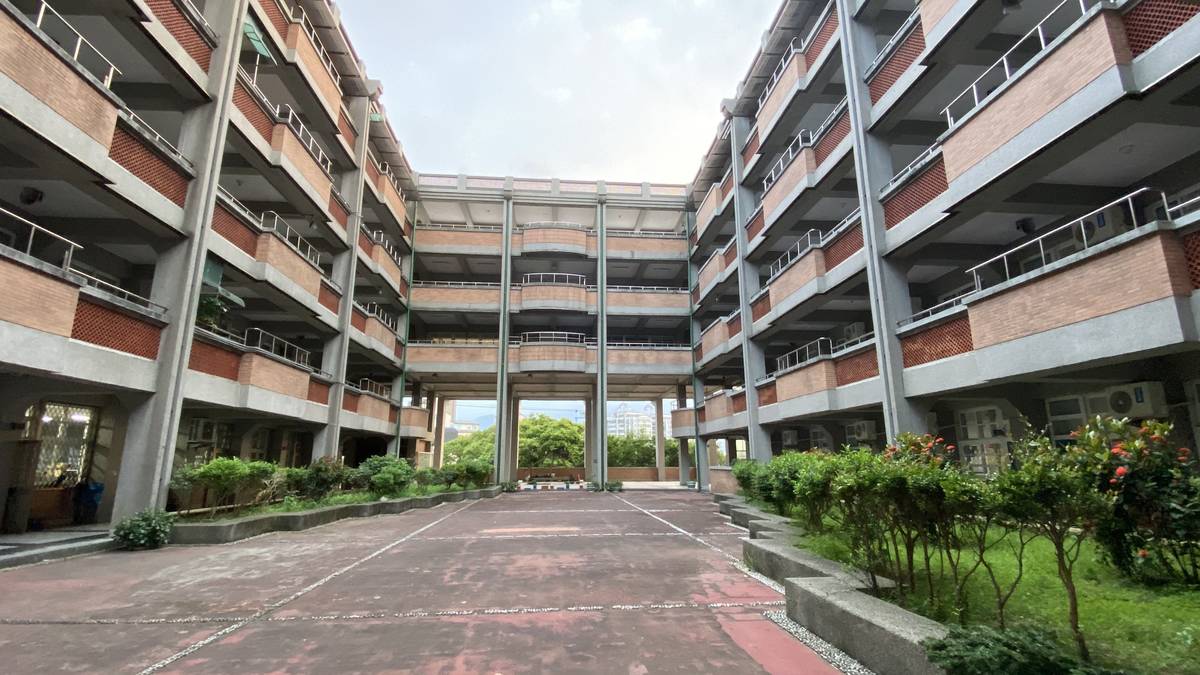 因應停課不停學，教師透過遠距教學、線上自主學習、紙本自主學習、教育局YouTube頻道及第四台公益頻道等5種以上授課模式，讓學生在家也可運用豐富學習資源達成停課不停學的目標。