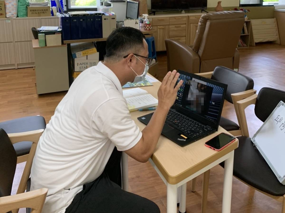 失智據點服務員以視訊安撫長輩