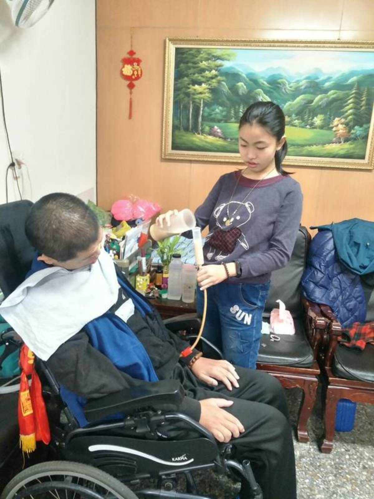 王棱卉照顧漸凍人父親（圖片來源：臺中國小）
