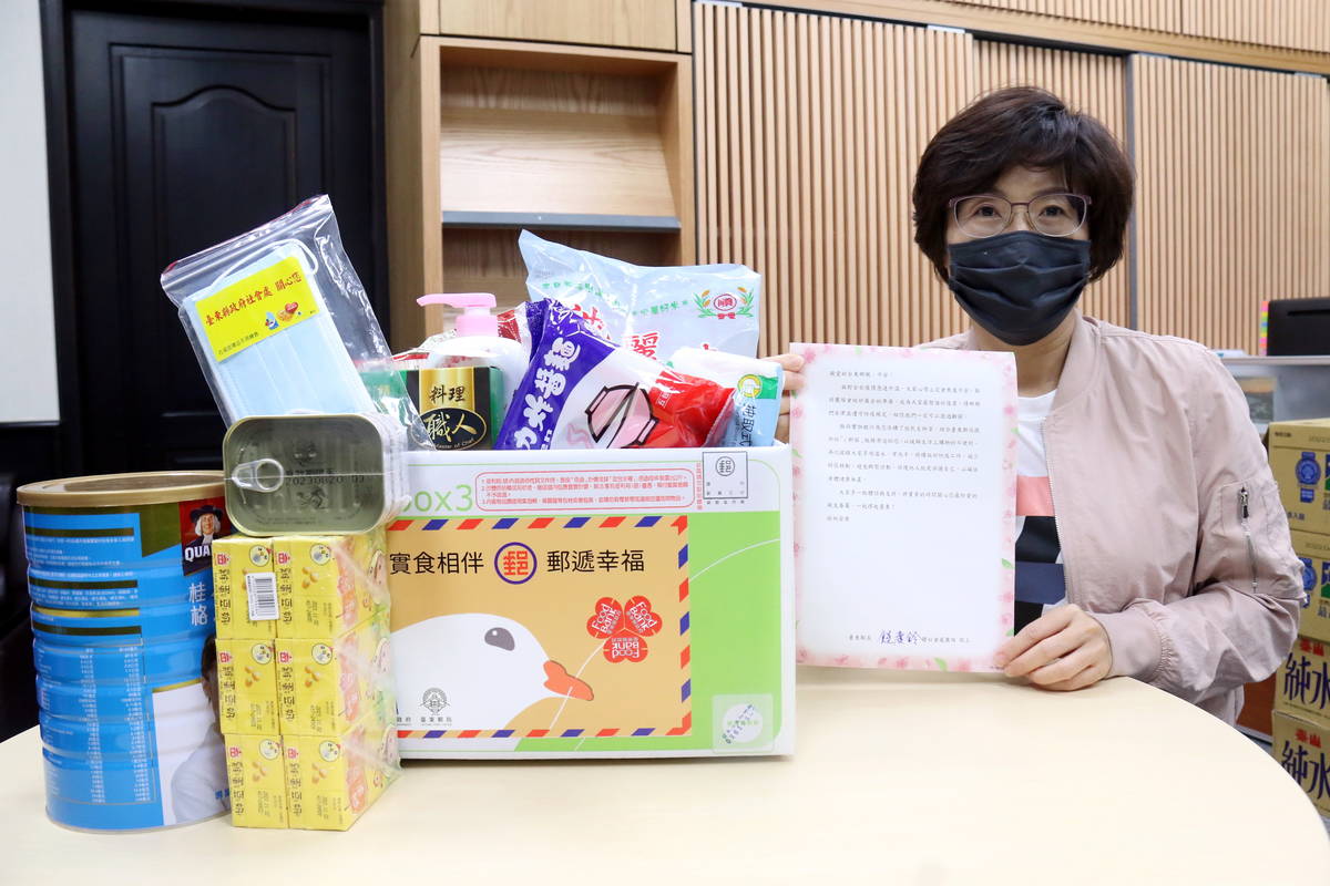 臺東縣社會處與臺東郵局合作，攜手寄送「i郵箱」給弱勢家戶，防疫期間關懷守護中高風險獨老及弱勢家庭。