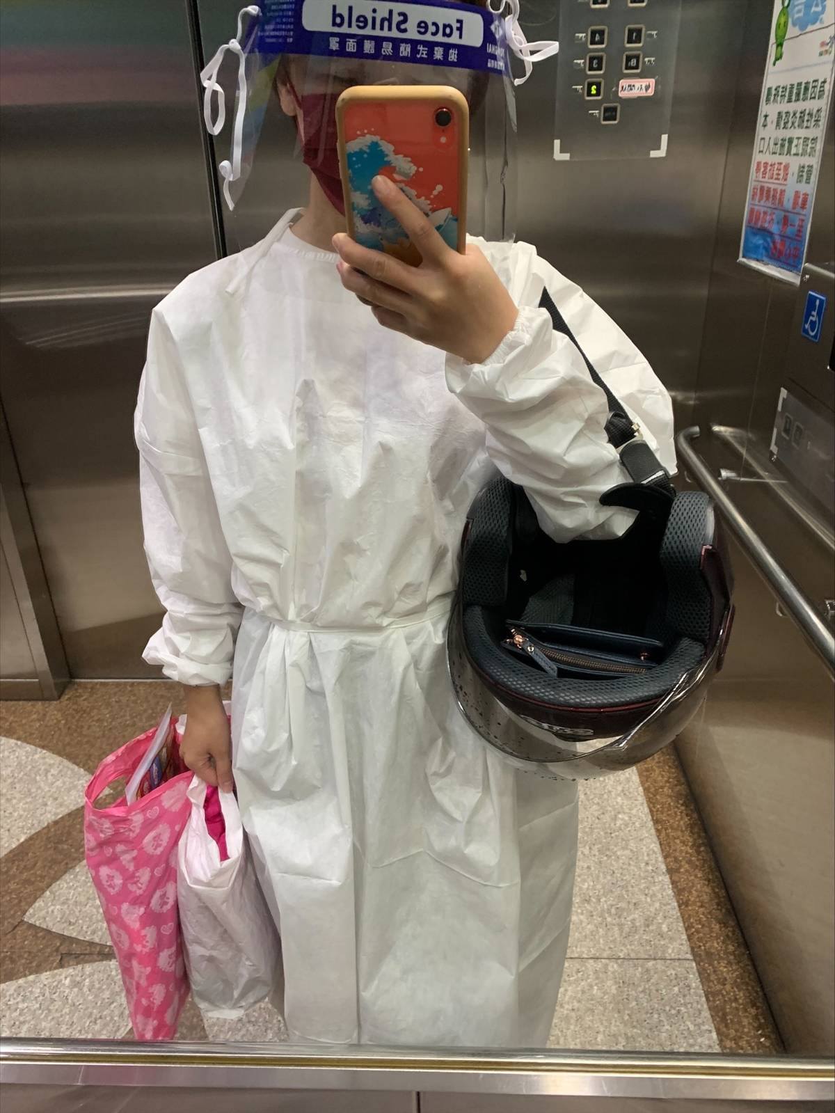 疫情期間，寄養社工穿著全套防護裝置到社福中心接送安置個案