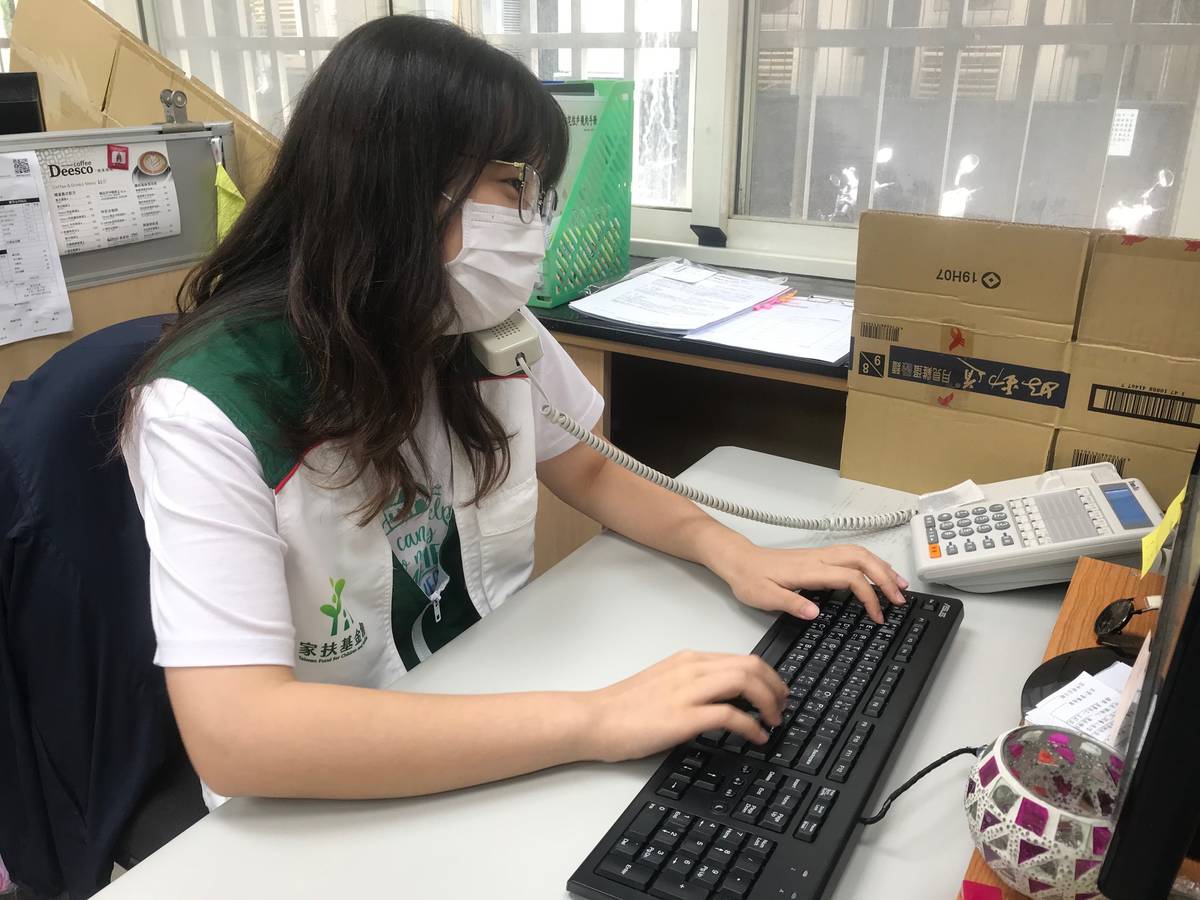 臺北家扶中心社工用電話關心家庭因應疫情的需求