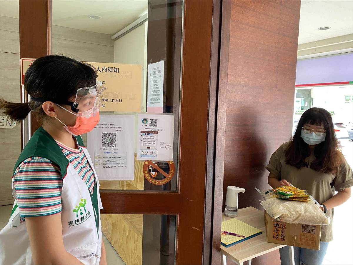 社工做好防護，提供物資給受扶助家庭