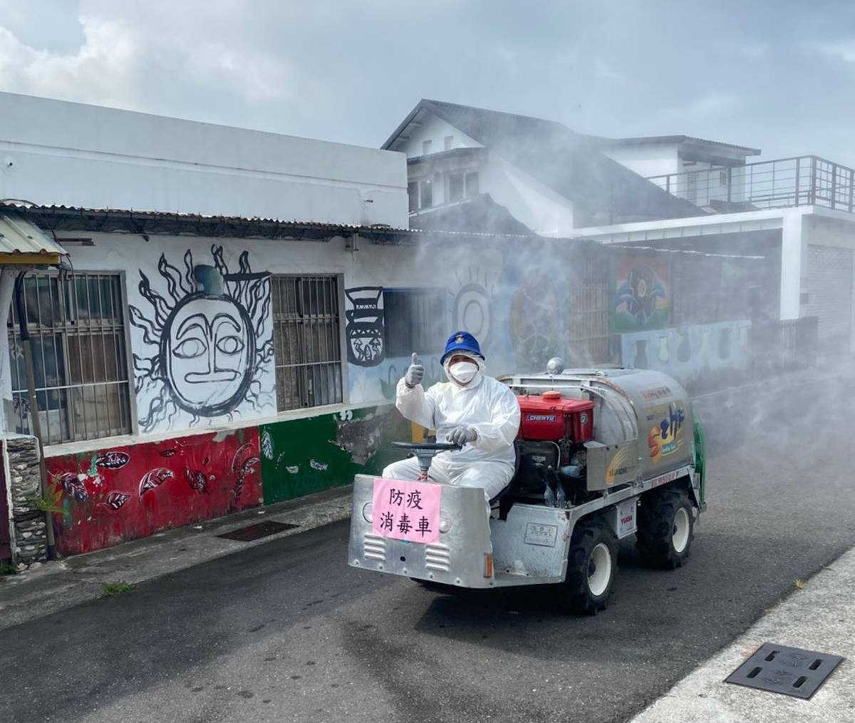 由青農組成的防疫陸戰隊，開著消毒車在社區裡展開清消行動。