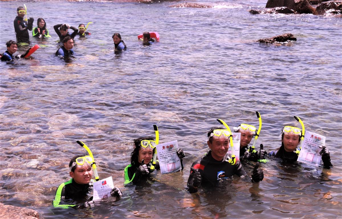 福連國小學生以勇渡卯澳灣、放流、潛水拿畢業證書（圖為資料照）。