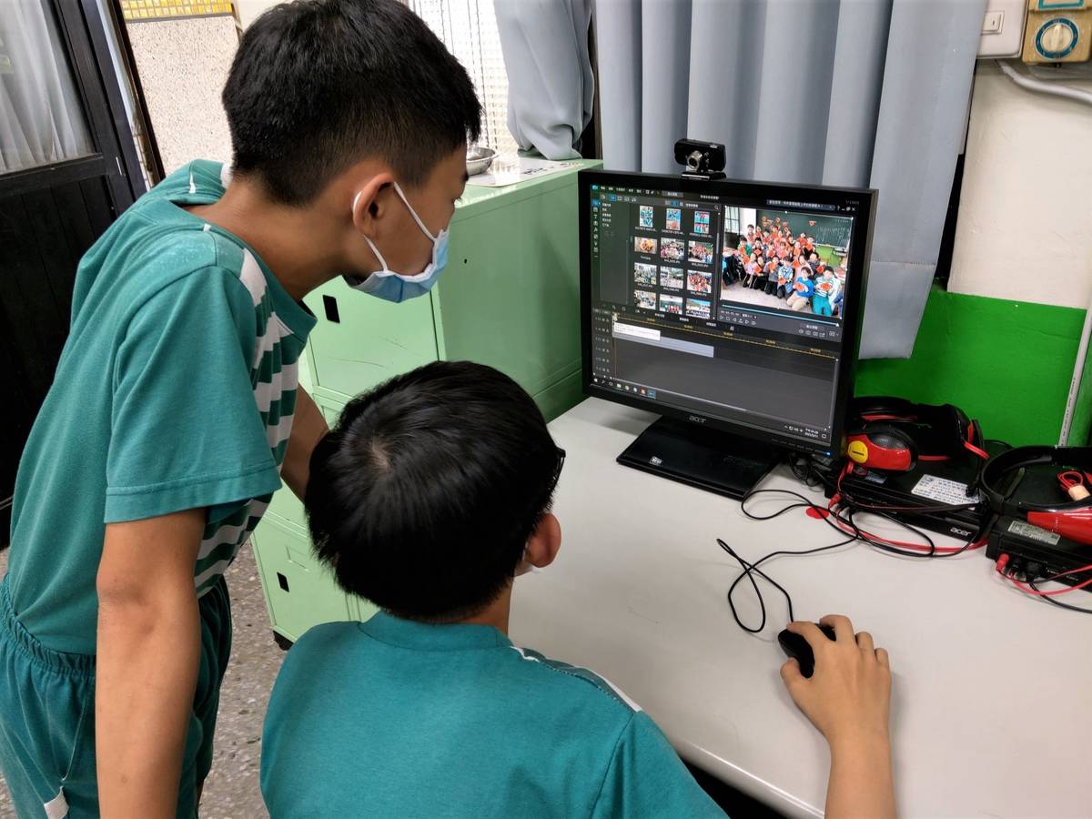 淡水國小指導畢業生自行剪輯短片，將六年來的學習歷程，及對母校環境和人文、自然之美及校園生活轉化成影音紀錄。