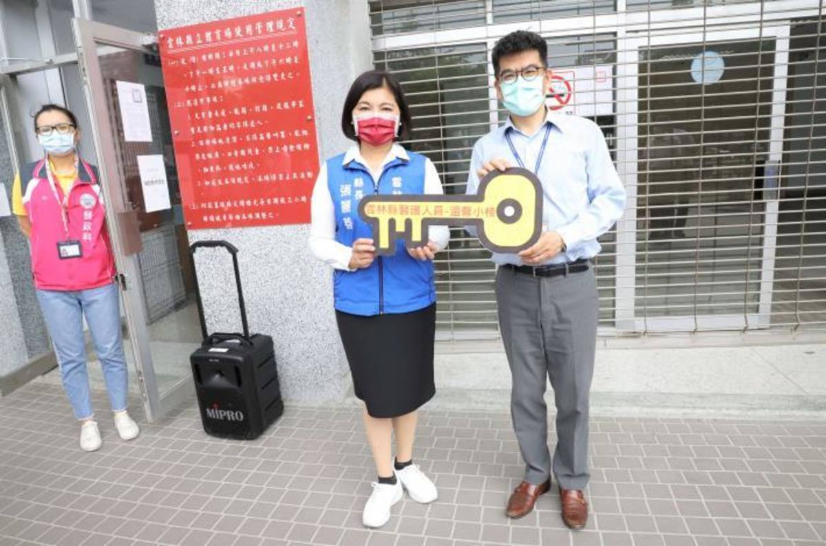 張縣長將象徵性的鑰匙交給台大雲林分院副院長馬惠明，讓院方視醫護人員需要自由使用溫馨小棧。