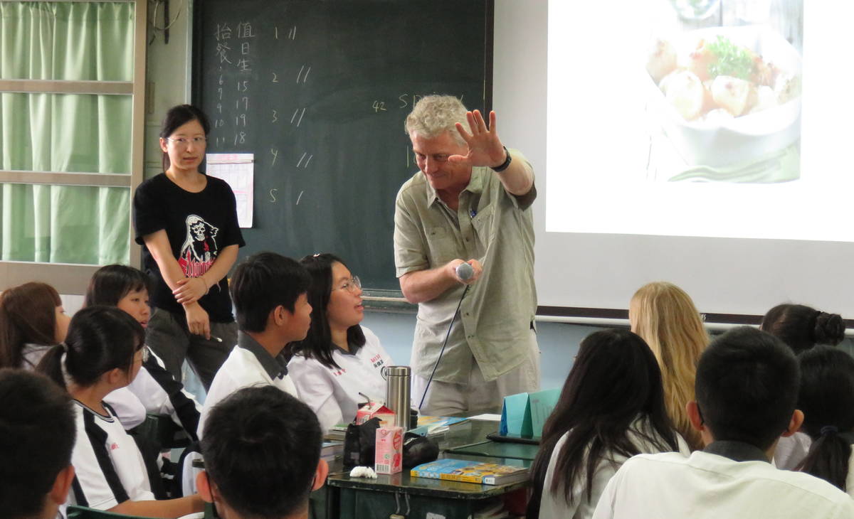 長億高中外籍教師協同教學（圖片來源：臺中市教育局）