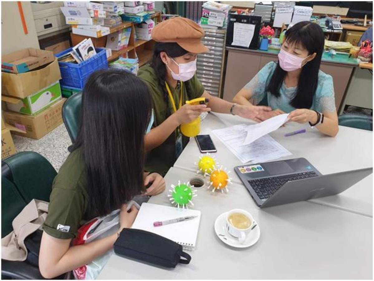中醫大護理系學生團隊與新興國小教師，進行協同教學共同備課
