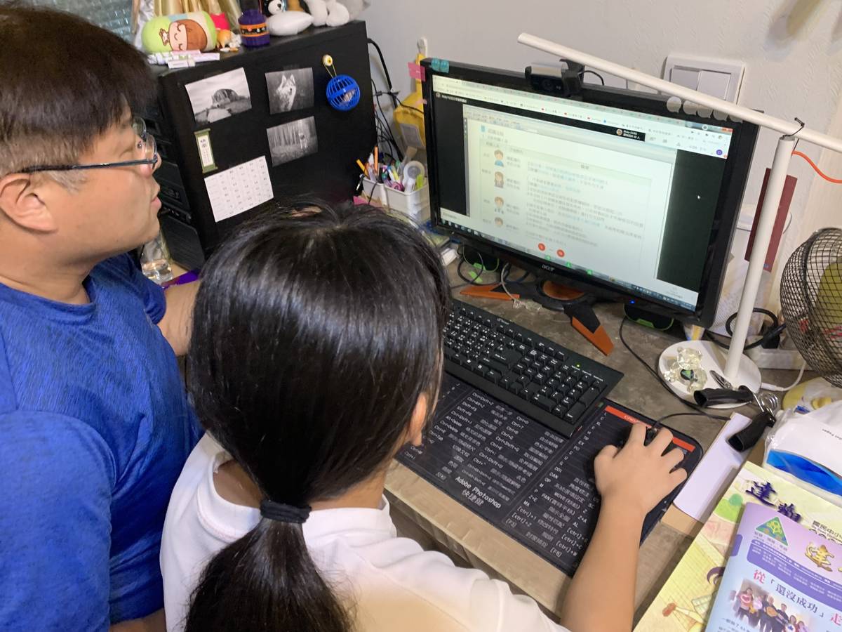 家長共同協助線上遠距教學。