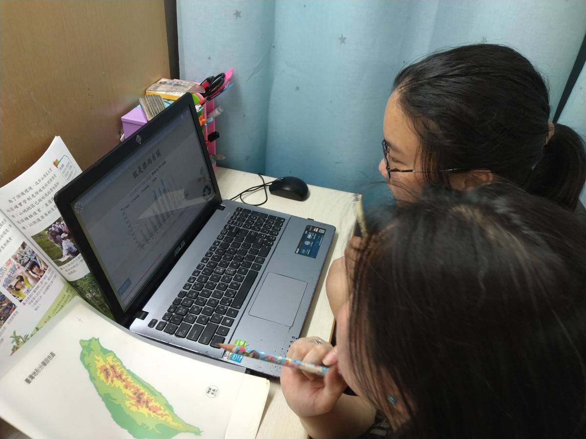 親師合作一直是學生學習的關鍵，線上遠距教學更是需要家長共同協助，讓孩子在冰冷螢幕前，帶著父母與老師的溫暖關愛，持續學習不斷線。
