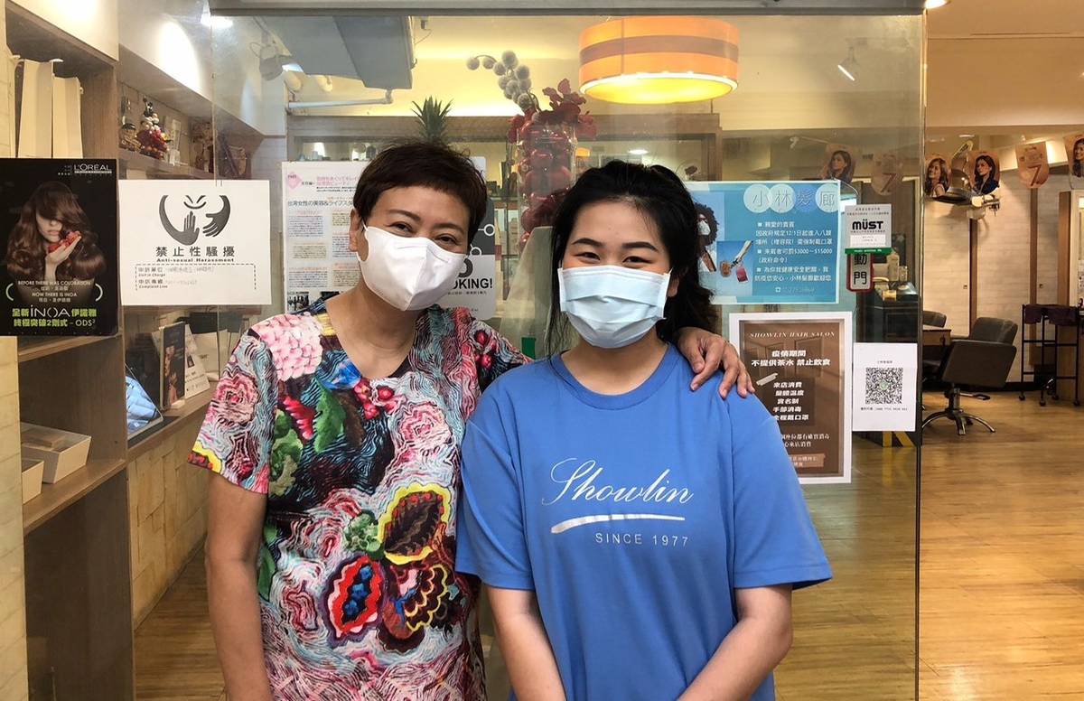莊敬工家美容科萬佩婕同學(右)表示建教班除有穩定收入外也已考取美髮證照，而現在受疫情影響導致停止實習，好險有獎學金補助幫忙(圖為資料照)。