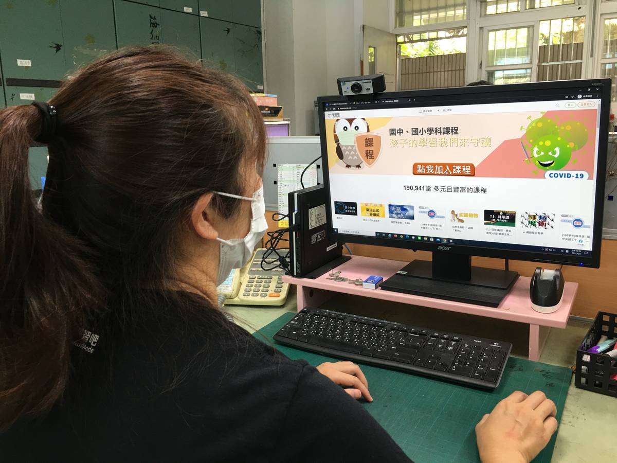 捷揚光電與傑可達數位公司共同捐贈的網路攝影機具有高解析影像畫質，能傳送清晰影像到學生的學習載具上，教師進行遠端教學隨插即用真方便。