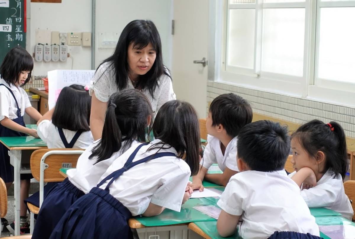 前國語實小校長林玫伶在信誼好好育兒網駐站一對一為家長解答居家學習問題