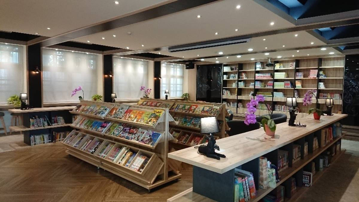 柯伯儒校長將學校的老舊圖書館，改建為具有誠品風格的圖書館