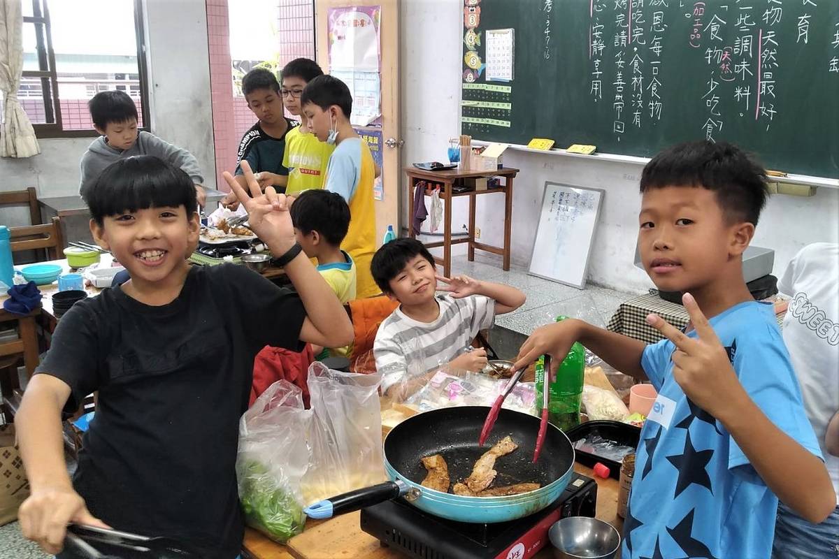 新北市發放低收入戶學童就學補助及原住民獎學金，期勉孩子就學期間安心成長(圖左一為大同國小劉子安同學資料照)。