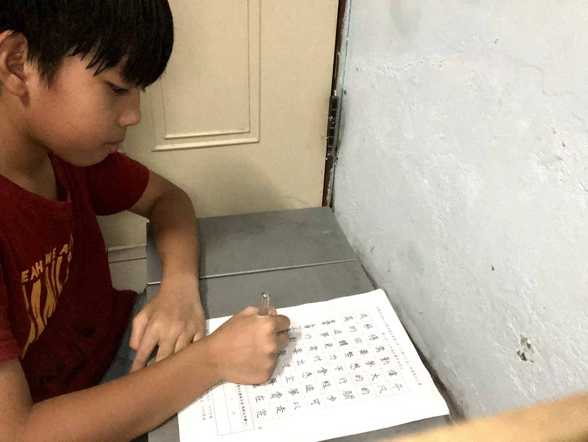 獲得原住民獎學金補助的大同國小劉子安同學，是個自動自發懂事的孩子，在英文、硬筆及書法等比賽成績亮眼。