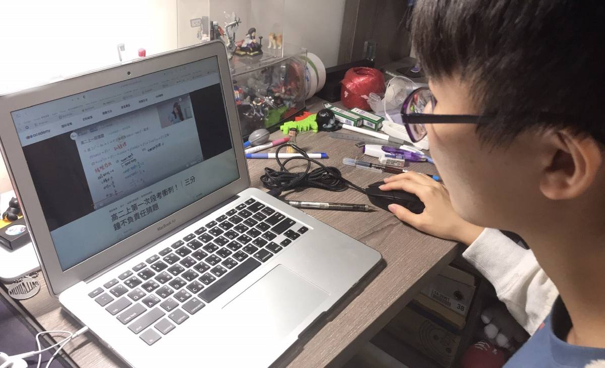 針對高三生提供指考歷屆詳解，並提供一對一線上即時問答服務，樹林高中蔡芷庭同學表示線上上課超有趣。