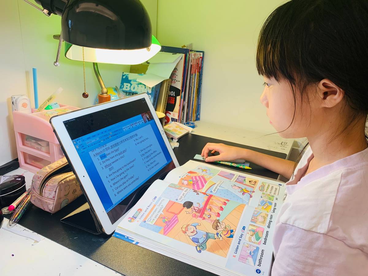 教育機構停課期間，補習班及課後照顧中心(安親班)如經消費者同意，可改以線上教學調整。