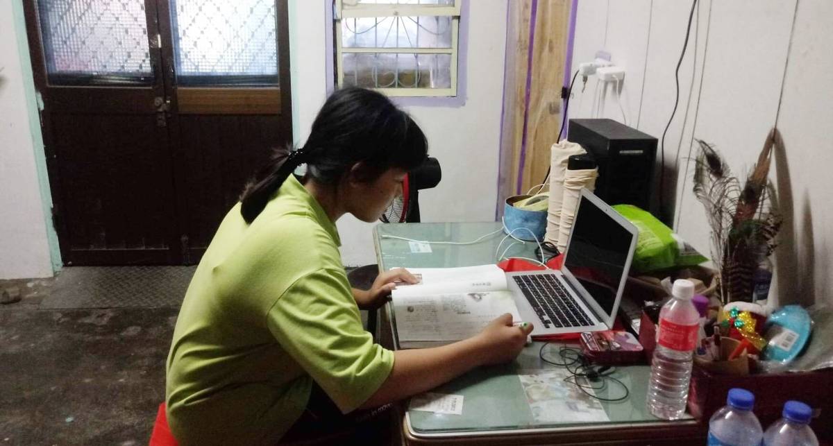 全國學採遠距教學方式學習，讓家裡沒有數位相關設備的孩童感到苦惱，只能暫時先跟向親戚借用，造成學習不便。